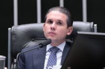 Hugo Motta na cadeira de presidente da Câmara
