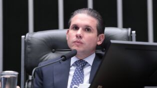 Hugo Motta na cadeira de presidente da Câmara