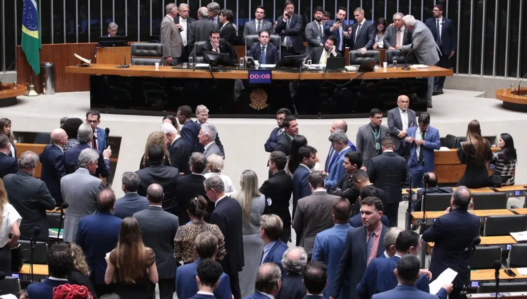 Deputados reunidos no plenário durante votação do PL Antifacção