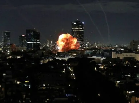 Mísseis do Irã atingem Tel Aviv e deixam 1 morto e 21 feridos em Israel