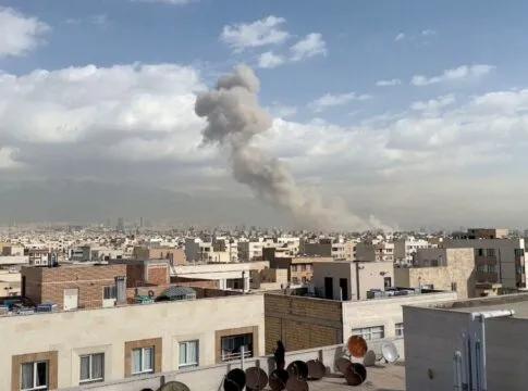 EUA e Israel atacam Irã em operação militar conjunta e regime responde com mísseis