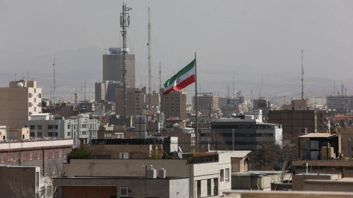 Ataques ao Irã ampliam tensão regional e indicam tentativa de mudança de regime