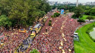 Multidão se diverte diante do mega bloco