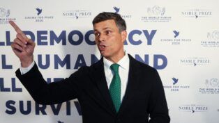 O político venezuelano Leopoldo Lopez acena em foto