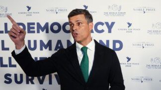 O político venezuelano Leopoldo Lopez acena em foto