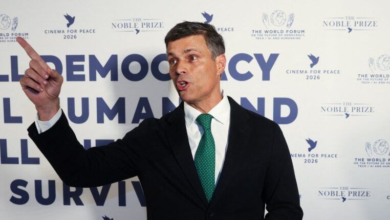 O político venezuelano Leopoldo Lopez acena em foto