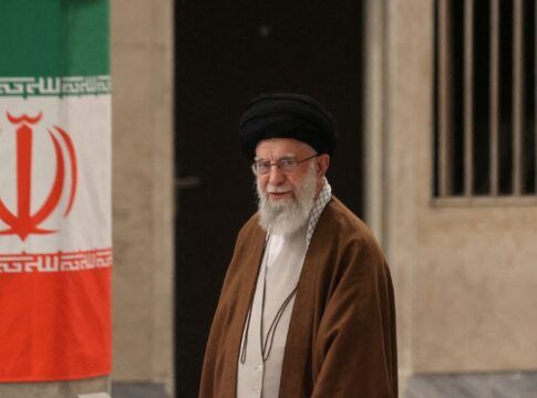 Irã confirma morte do líder supremo Ali Khamenei em ataque de EUA e Israel