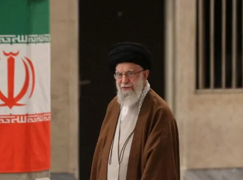 Irã confirma morte do líder supremo Ali Khamenei em ataque de EUA e Israel