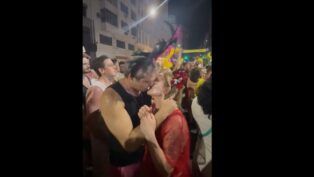 Lindbergh Farias e Gleici Hoffmann se beijam no Carnaval