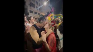 Lindbergh Farias e Gleici Hoffmann se beijam no Carnaval