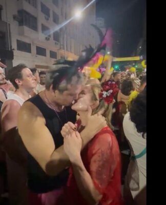Lindbergh Farias e Gleici Hoffmann se beijam no Carnaval