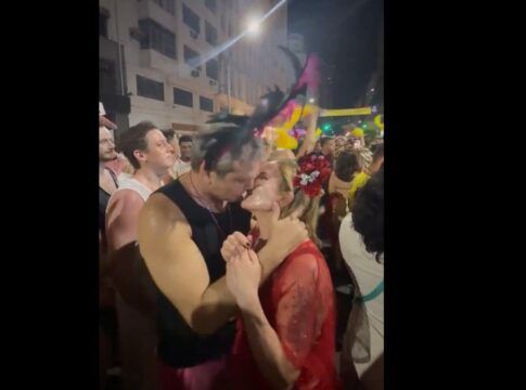 Lindbergh Farias e Gleici Hoffmann se beijam no Carnaval