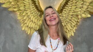 Luana Piovani sorri em foto na qual um efeito visual faz parecer que ela tem asas de anjo