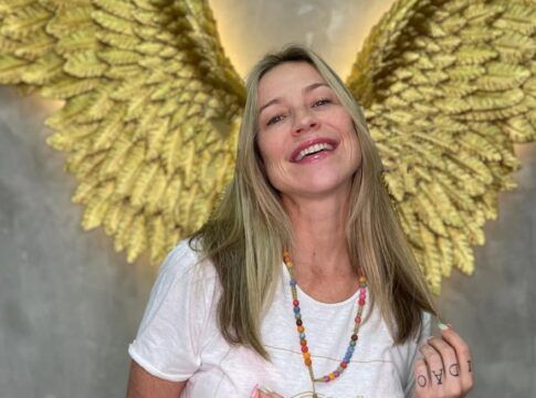 Luana Piovani sorri em foto na qual um efeito visual faz parecer que ela tem asas de anjo