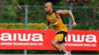 Lucas Moura geralmente é preservado em partidas com gramado sintético. Por ser um mata-mata, o atacante deve ir a campo