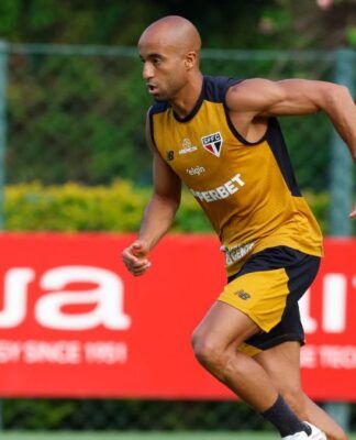 Lucas Moura geralmente é preservado em partidas com gramado sintético. Por ser um mata-mata, o atacante deve ir a campo