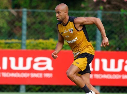 Lucas Moura geralmente é preservado em partidas com gramado sintético. Por ser um mata-mata, o atacante deve ir a campo