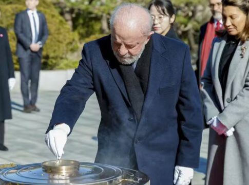 Lula com sua luva de quatro dedos durante cerimônia na Coreia do Sul