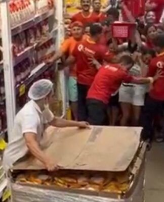 Macarrão instantâneo a R$ 0,01 gera tumulto em supermercado no RN; assista
