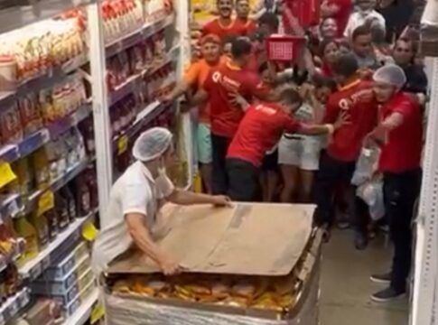 Macarrão instantâneo a R$ 0,01 gera tumulto em supermercado no RN; assista