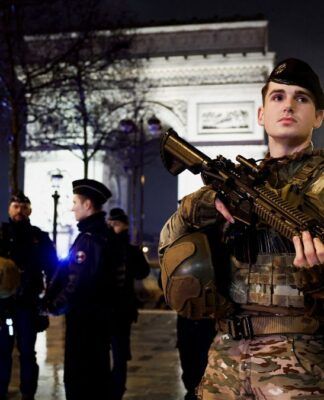 Homem ataca guardas no Arco do Triunfo em Paris e é morto pela polícia