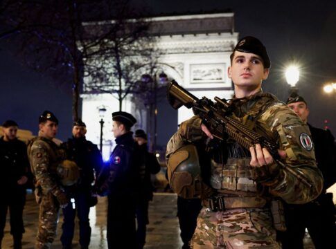 Homem ataca guardas no Arco do Triunfo em Paris e é morto pela polícia