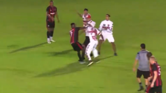 Confusão entre torcedores e jogadores do Moto Club