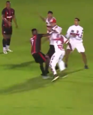 Confusão entre torcedores e jogadores do Moto Club