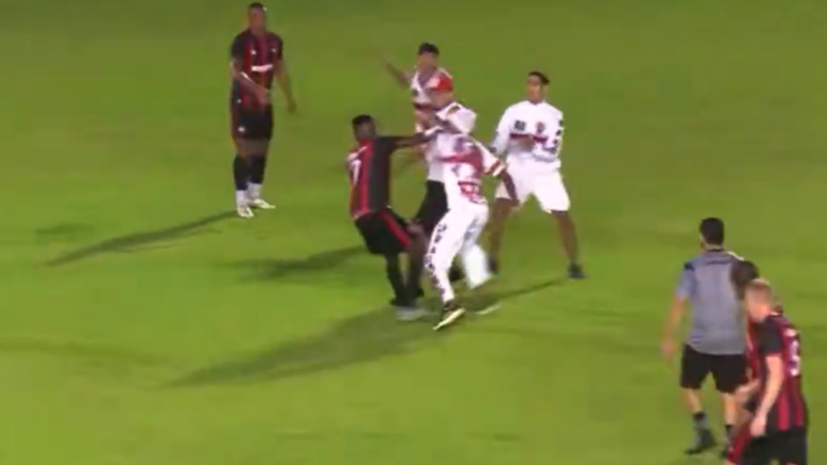 Confusão entre torcedores e jogadores do Moto Club