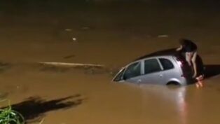 Em Brusque (Santa Catarina), um motorista precisou quebrar o vidro do porta-malas de seu carro para se salvar de afogamento