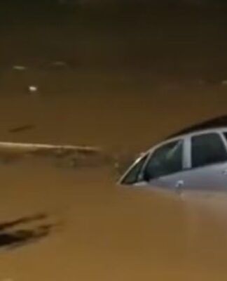 Em Brusque (Santa Catarina), um motorista precisou quebrar o vidro do porta-malas de seu carro para se salvar de afogamento