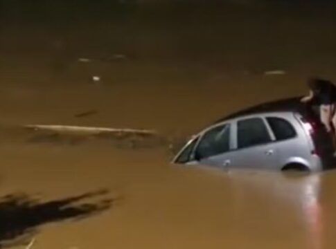 Em Brusque (Santa Catarina), um motorista precisou quebrar o vidro do porta-malas de seu carro para se salvar de afogamento