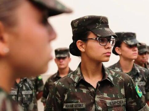 Exército inicia no Rio incorporação da 1ª turma de mulheres recrutas