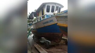 Barco recuperado após naufrágio, já na terra