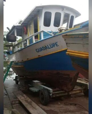 Barco recuperado após naufrágio, já na terra