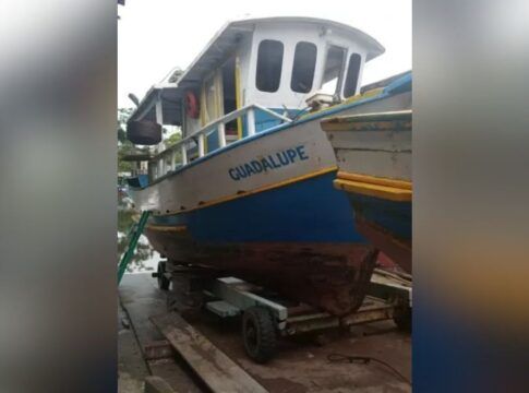 Barco recuperado após naufrágio, já na terra