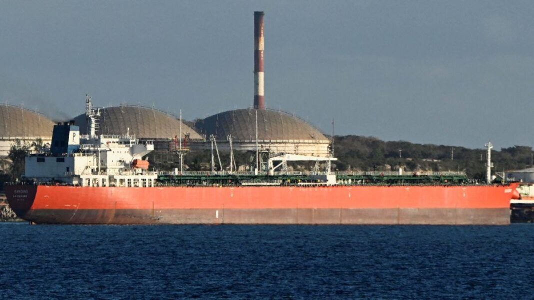 Navio atracado em águas cubanas