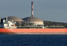 Navio atracado em águas cubanas