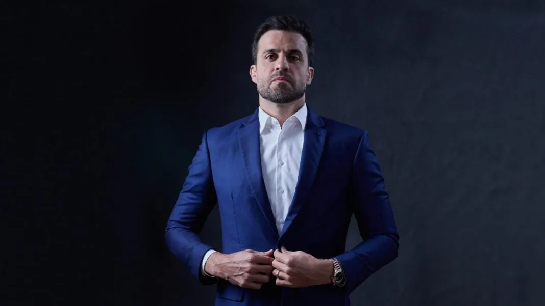 Pablo Marçal de paletó azul e camiseta branca