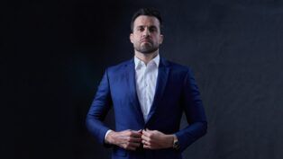 Pablo Marçal de paletó azul e camiseta branca