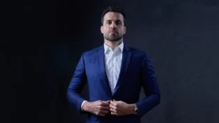 Pablo Marçal de paletó azul e camiseta branca