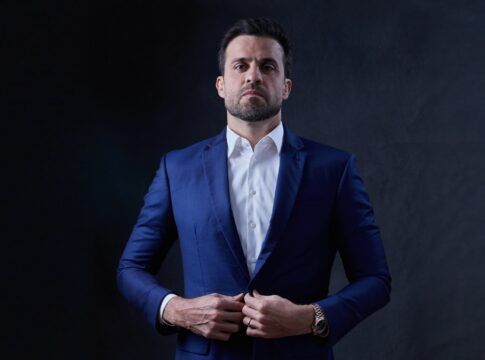 Pablo Marçal de paletó azul e camiseta branca