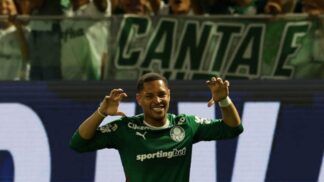 O jogador Vitor Roque, da SE Palmeiras, comemora seu gol contra a equipe do Capivariano FC, durante partida válida pela quarta de final, do Campeonato Paulista, Série A1, na Arena Barueri.