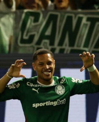 O jogador Vitor Roque, da SE Palmeiras, comemora seu gol contra a equipe do Capivariano FC, durante partida válida pela quarta de final, do Campeonato Paulista, Série A1, na Arena Barueri.