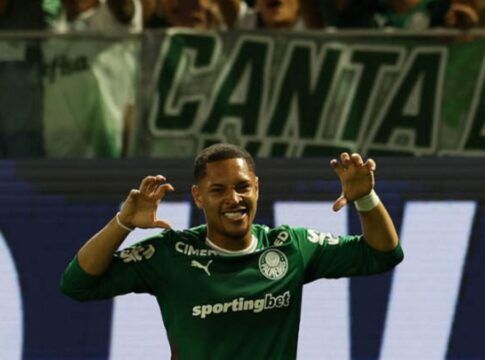 O jogador Vitor Roque, da SE Palmeiras, comemora seu gol contra a equipe do Capivariano FC, durante partida válida pela quarta de final, do Campeonato Paulista, Série A1, na Arena Barueri.