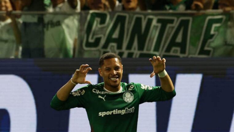 O jogador Vitor Roque, da SE Palmeiras, comemora seu gol contra a equipe do Capivariano FC, durante partida válida pela quarta de final, do Campeonato Paulista, Série A1, na Arena Barueri.