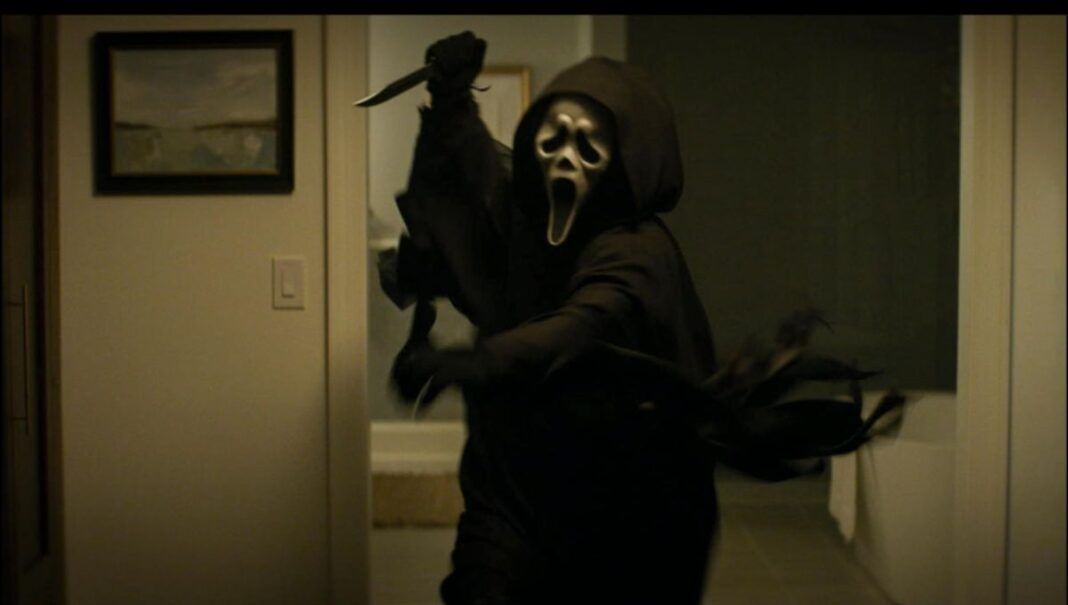 Ghostface, vilão da franquia Pânico, corre com uma faca na mão