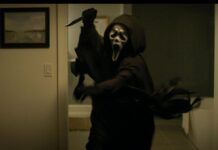 Ghostface, vilão da franquia Pânico, corre com uma faca na mão