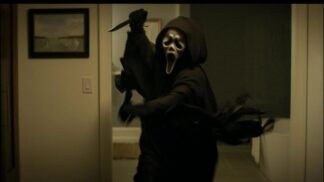 Ghostface, vilão da franquia Pânico, corre com uma faca na mão