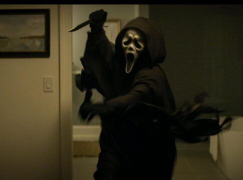 Ghostface, vilão da franquia Pânico, corre com uma faca na mão